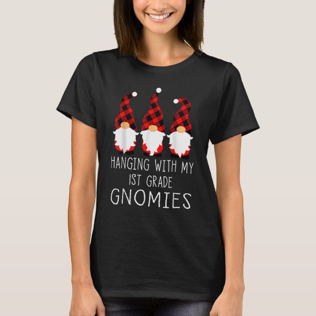 Camiseta Colgando con mi Gnome de Maestra de Gnomies de Pri (Anverso)