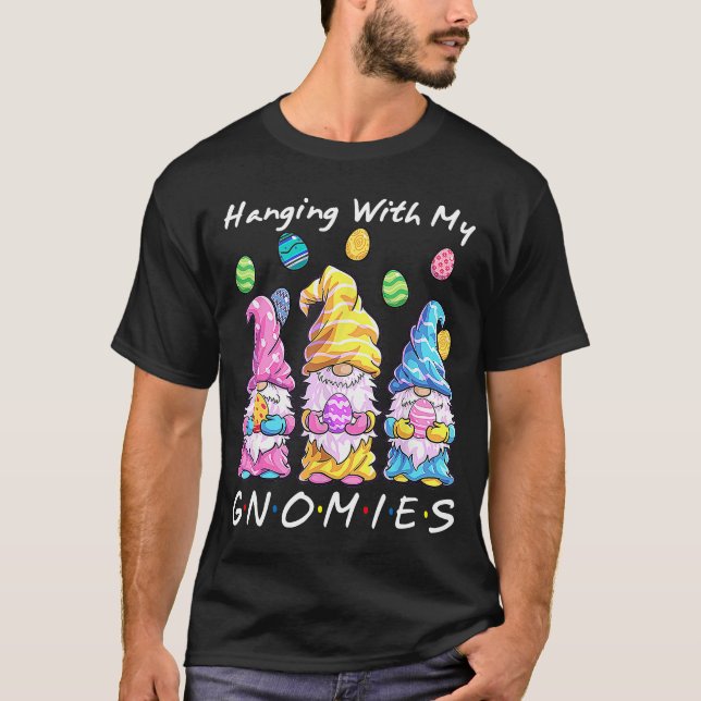 Camiseta Colgando Con Mi Gnomies Bunny Egg Hung Gnome Ha (Anverso)