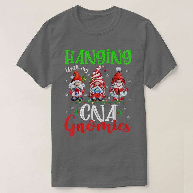 Camiseta Colgando Con Mi Gnomies CNA Gnome Cute Xmas Lights (Diseño del anverso)