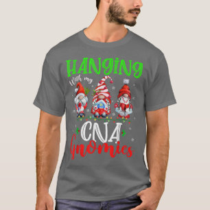 Camiseta Colgando Con Mi Gnomies CNA Gnome Cute Xmas Lights