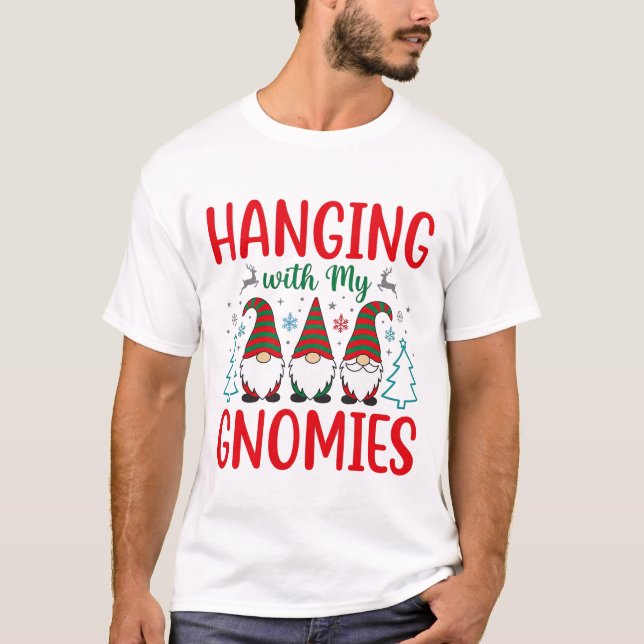 Camiseta Colgando Con Mi Gnomos Gnomo De Navidad (Anverso)
