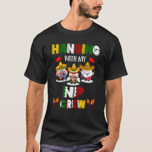 Camiseta Colgando Con Mi Tripulación De Enfermera Gnome