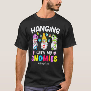 Camiseta Colgando Con Mi Tripulación De Enfermeras Gnomos P