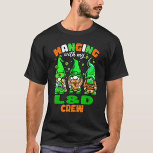 Camiseta Colgando con mi tripulación de L&d Enfermera Gnomo