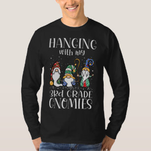 Camiseta Colgando con mis gnomías de tercer grado - Cristo 