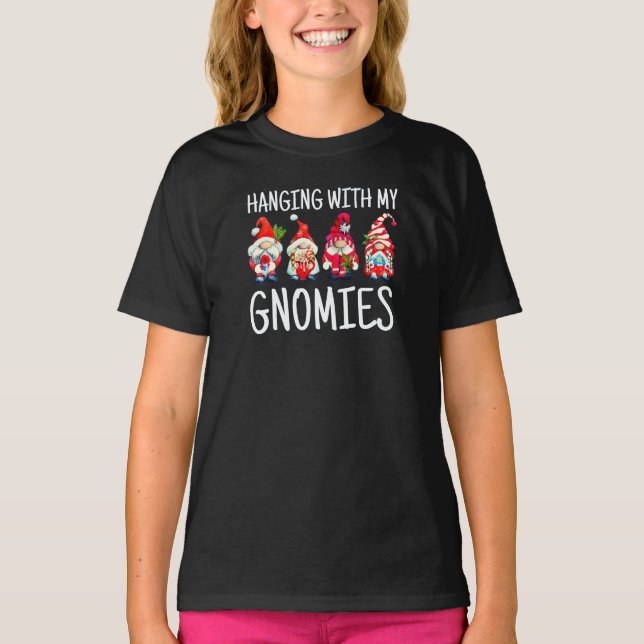 Camiseta Colgando Con Mis Gnomías | Navidades Gnome T-Shir (Anverso)