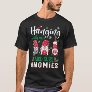 Camiseta Colgando con mis Gnomies de Med Surg Enfermera Nav