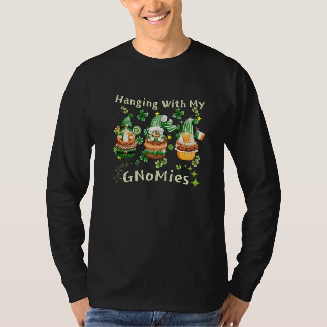 Camiseta Colgando Con Mis Gnomies Funny Gnome St Patrick S  (Anverso)