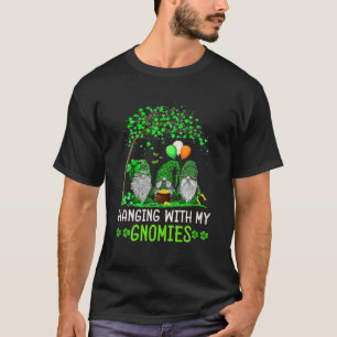 Camiseta Colgando Con Mis Gnomies Green Plaid Gnomes St Pat