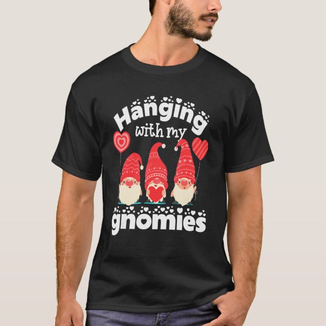 Camiseta Colgando con mis gnomies lindo Gnomes rojo corazón (Anverso)