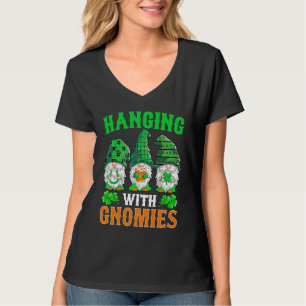 Camiseta Colgando con mis gnomies ricas en gnomes St Patric