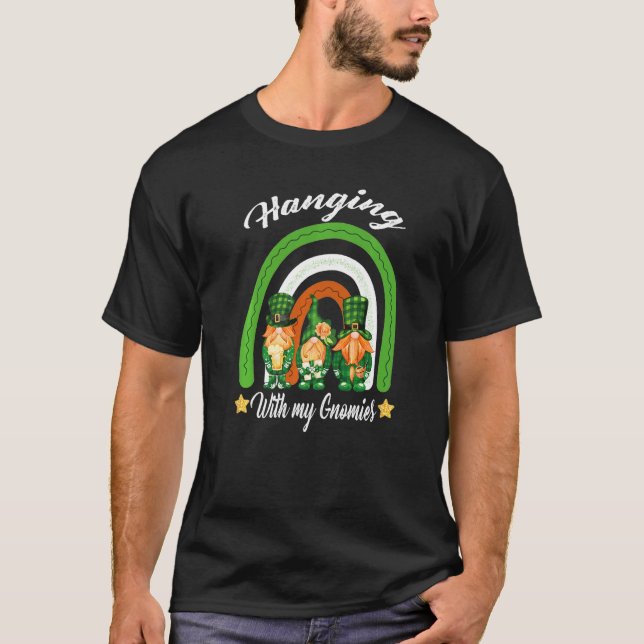 Camiseta Colgando Con Mis Gnomies Shamrock St Patrick S Day (Anverso)