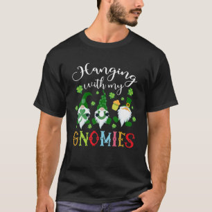 Camiseta Colgando Con Mis Gnomies Shamrock St Patricks Day