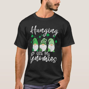 Camiseta Colgando con mis gnomies Shamrock St Patrick's Day
