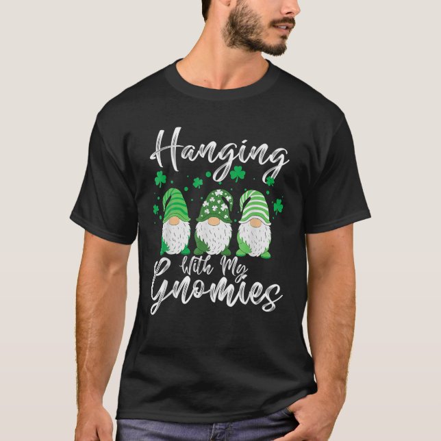 Camiseta Colgando con mis gnomies Shamrock St Patrick's Day (Anverso)