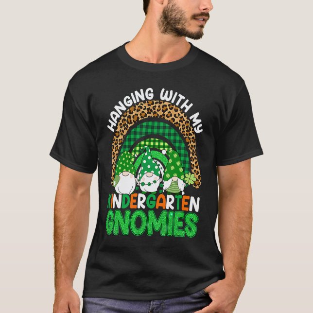 Camiseta Colgando Con Mis Gnomios De Kindergarten Día De Sa (Anverso)