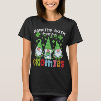 Camiseta Colgando con mis gnomios, gnomos de Navidad St. Pa