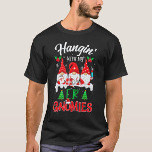 Camiseta Colgando Con Mis Gnomitos Enfermera Navidad Santa