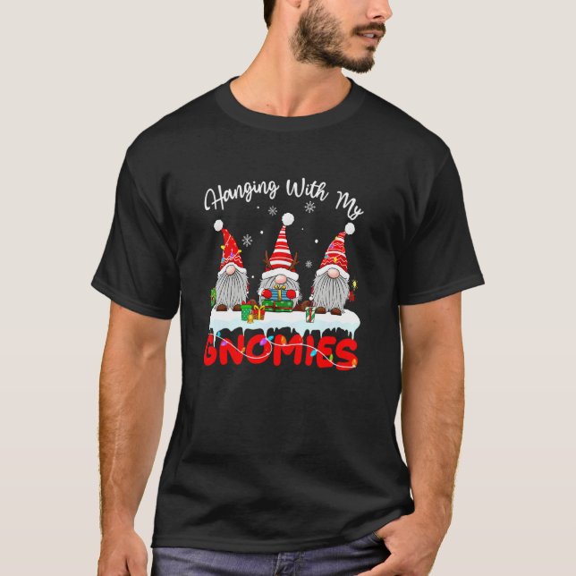 Camiseta Colgando Con Mis Gnomitos Pijama De Navidad Para F (Anverso)