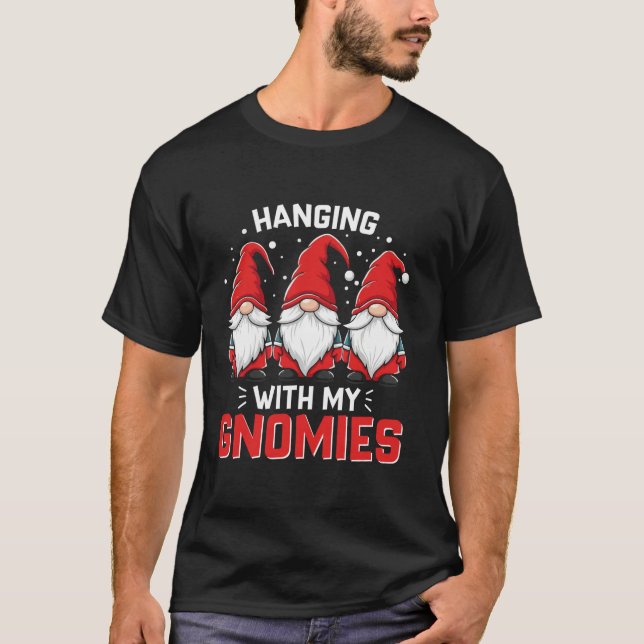 Camiseta Colgando Con Mis Gnomos  (Anverso)