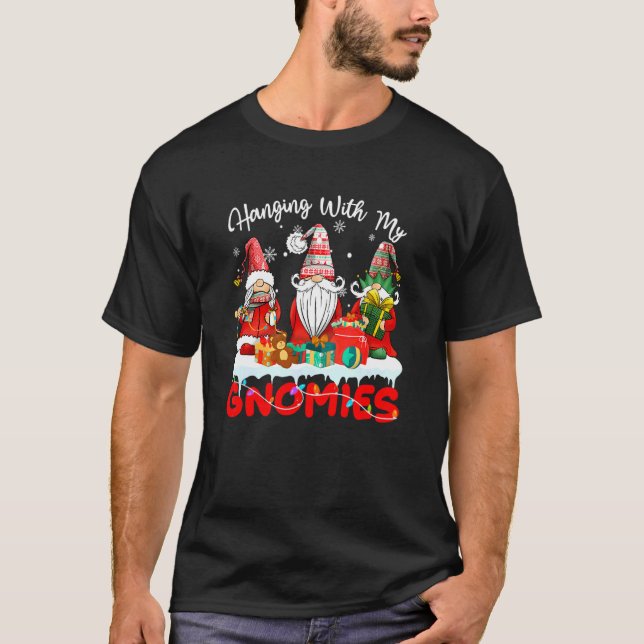 Camiseta Colgando Con Mis Gnomos Navidad Familia Combinando (Anverso)