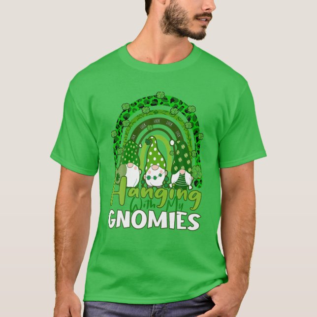 Camiseta Colgando con mis gnomos Rainbow Leopard St Patrick (Anverso)