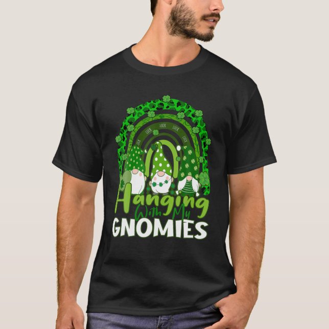 Camiseta Colgando con mis gnomos Rainbow Leopard St Patrick (Anverso)
