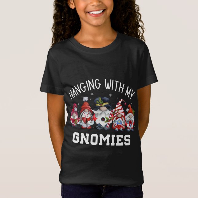 Camiseta Colgando Con Mis Navidades Gnomes Squad Mat (Anverso)