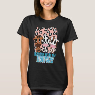 Camiseta Colgando con mis vaquillas con fondo de estampado 