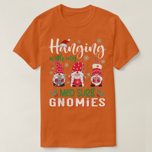 Camiseta Colgar Con Mi Med Surg Gnomies Navidades De Enferm (Diseño del anverso)