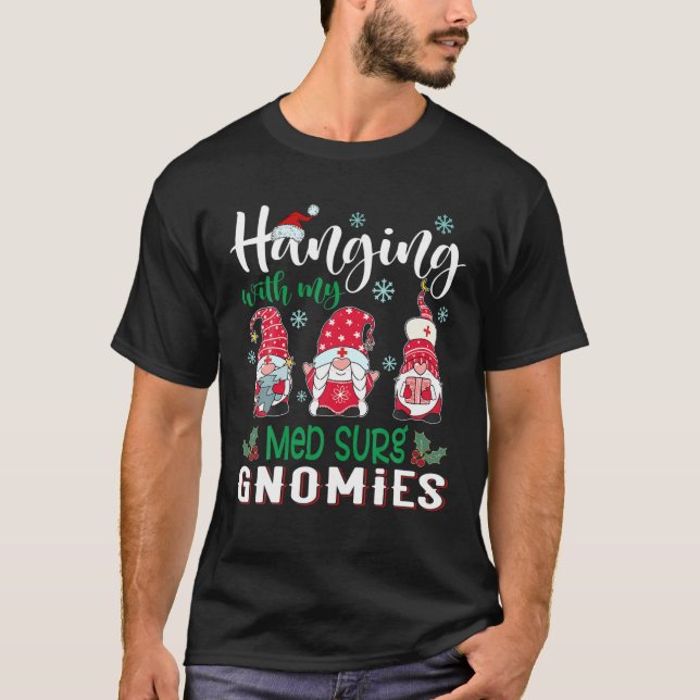 Camiseta Colgar Con Mi Med Surg Gnomies Navidades De Enferm (Anverso)