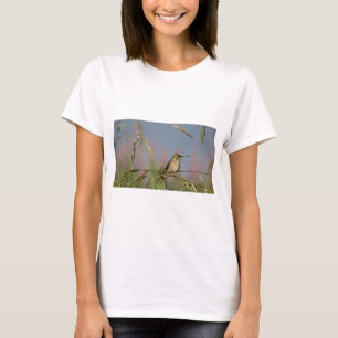 Camiseta colibrí sobre la hierba