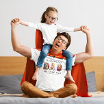 Camiseta Collage de fotos familiar de mejor Personalizado d<br><div class="desc">¡Crea un regalo elegante y memorable para "El mejor del mundo" papá este Día del Padre o cualquier día! Esta camiseta personalizado presenta un collage de tres fotos familiares favoritas de los niños diseñadas como un diseño moderno y audaz de tipografía sans serif. Personalice el texto del personalizado con los...</div>