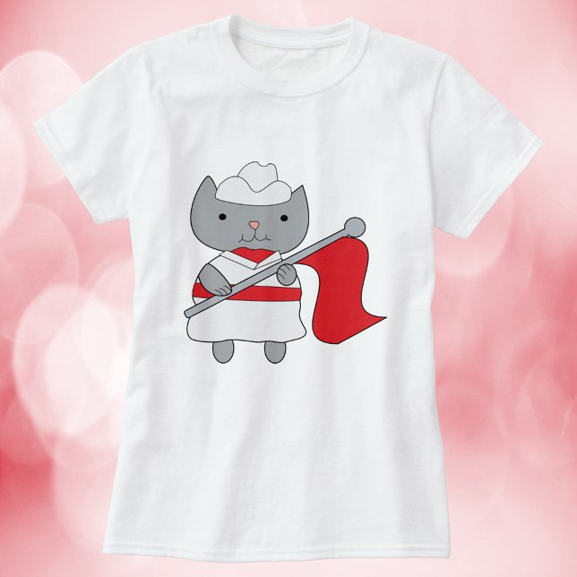 Camiseta Color Guard Cat Rojo Blanco (A fun shirt with a gray cat wearing a red and white color guard uniform.)