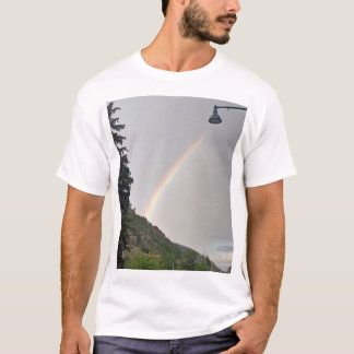 Camiseta Colorful Rainbow Over Suburban Street Lamp 