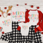 Camiseta Colorida familia de cereza de navidad<br><div class="desc">Esta linda y divertida camiseta de los niños de Feliz Navidad ofrece un lugar para que añadas un nombre,  con ‘Feliz Navidad’ en una colorida tipografía brillante. Disponible en todos los tamaños para que el diseño perfecto para sus camisetas Navidades familiares a juego.</div>