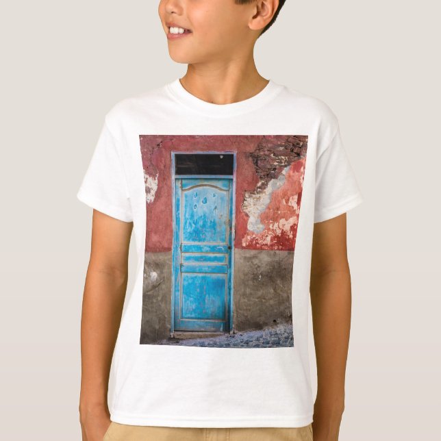 Camiseta Colorida pared con puerta azul (Anverso)
