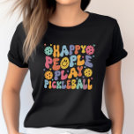 Camiseta Coloridas personas felices juegan a jugar al balón<br><div class="desc">Cualquiera que haya jugado pickleball sabe lo divertida que se puede oír en la cancha...  ¡es hacerlos felices! Muéstrales a aquellos que juegas con lo mucho que te gusta el pickleball con esta linda y colorida camiseta de "Happy people play pickleball".</div>