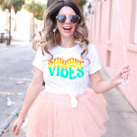 Camiseta Coloridas vibraciones de verano calientan las letr<br><div class="desc">Si buscas una camiseta de diseño de vibraciones de verano para mostrar tus vibraciones de sol y mar, esto es todo. Sienta el frescor y calor del verano con su sensación de sol caluroso y con letras licuadas y disfruta de tus actividades favoritas usando esta colorida camiseta azul diseñada con...</div>