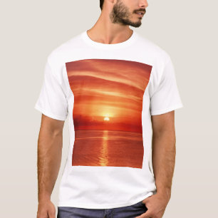 Camiseta Colorido amanecer en el mar, nubes dramáticas.