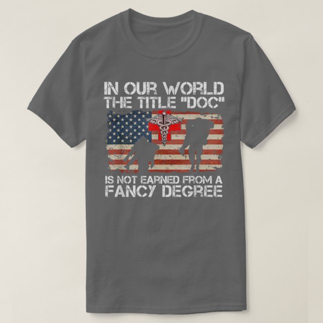 Camiseta Combat Medic Title Doc Is Not Earned From A Fancy  (Diseño del anverso)