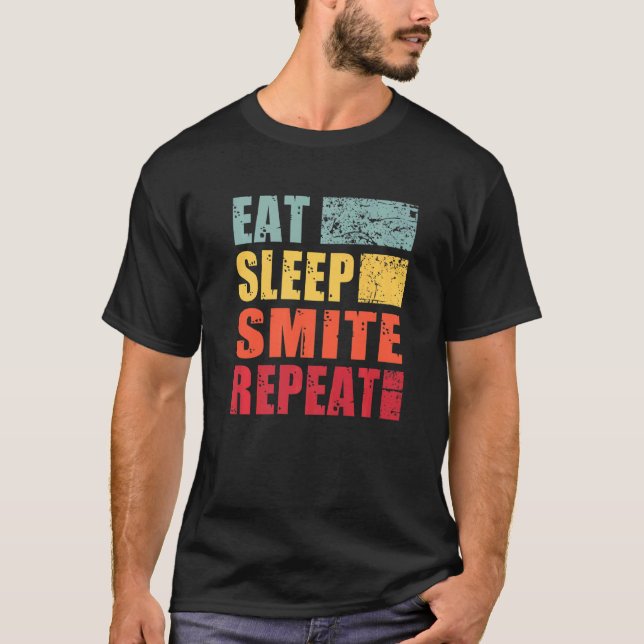 Camiseta Comer Dormir Golpear Repetir   (Anverso)
