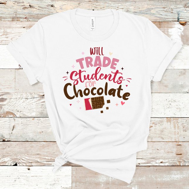 Camiseta ¿Comerciarán estudiantes por un divertido San Vale (Will Trade Students for Chocolate Funny Valentine T-Shirt on a wooden table.)