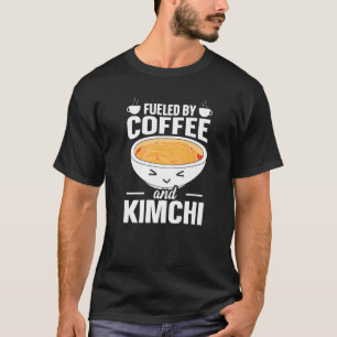Camiseta Comida coreana Kimchi impulsada por café y kimchi