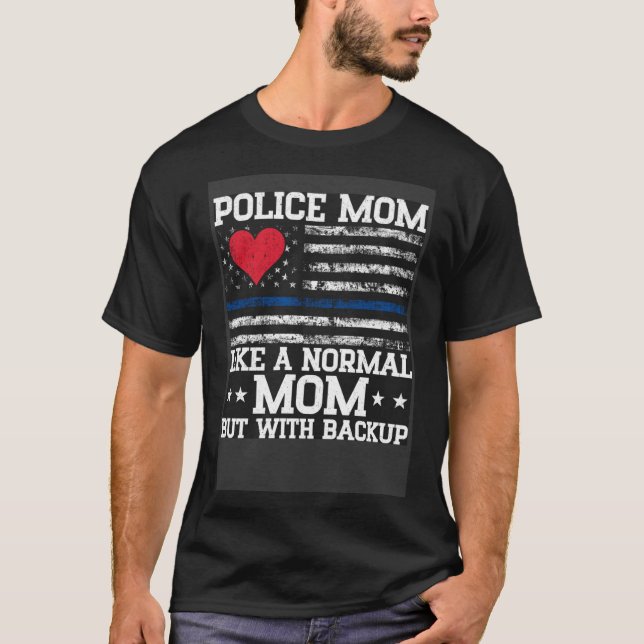 Camiseta Como mamá normal pero con policía de respaldo mamá (Anverso)