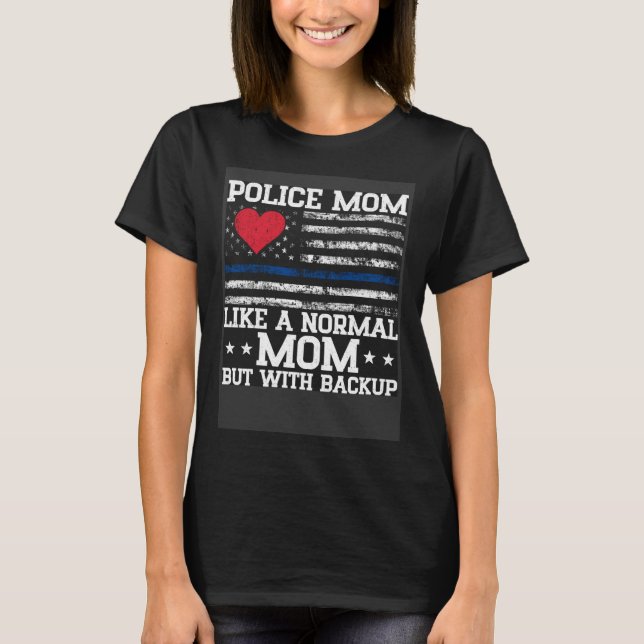 Camiseta Como mamá normal pero con policía de respaldo mamá (Anverso)