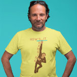 Camiseta Cómo se ahorca un gráfico de monos pequeños<br><div class="desc">Un mono colgando de un bar acompaña el lema CÓMO ESTÁ COLGANDO EN este gráfico. El mono es de color marrón y moreno,  con letras coordinadas en bronceado oscuro.</div>
