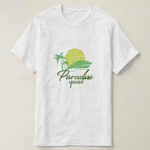 Camiseta cómoda, colores brillantes, sobre un luga
