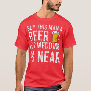 Camiseta Compra a este hombre una cerveza que su boda está