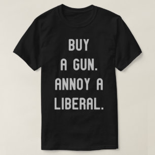 Camiseta Compra un arma. Annoy a Liberal. Divertido juego p